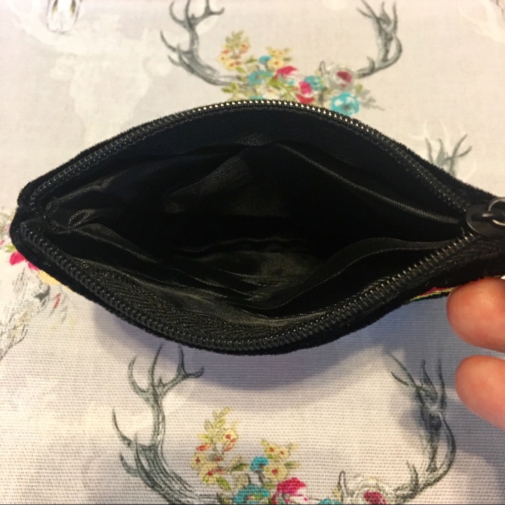 Black Velvet pouch with embroidered flowers🌺 - Picture 5 of 5